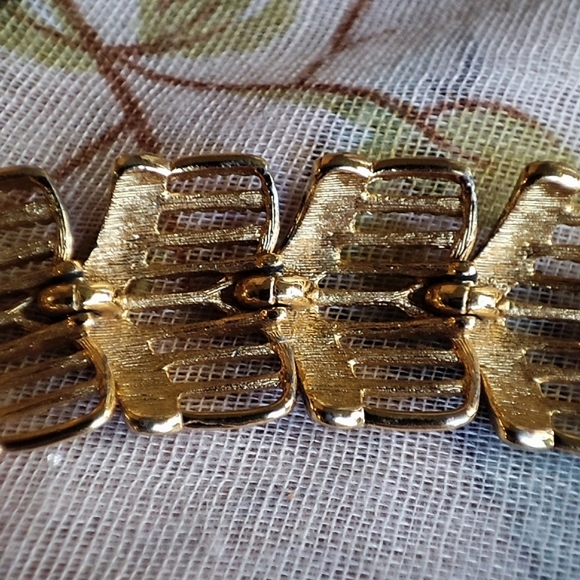 MONET Chevron Shape Gold Tone Vintage Safety Chain Bracelet Excellent Condition - Picture 2 of 8